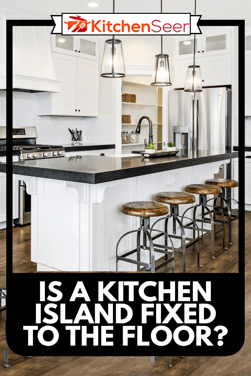 白色美食厨房配黑色台面，是固雷电竞官网网址定在地板上的厨房岛吗?雷竞技官网rb