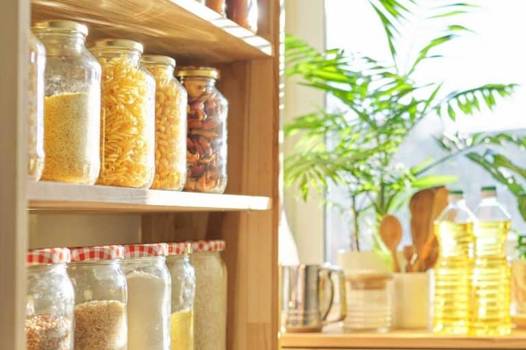 雷电竞官网网址厨房用具,葵花籽油在木桌上在家储藏室,储藏室有窗户吗?(如何光储藏室)