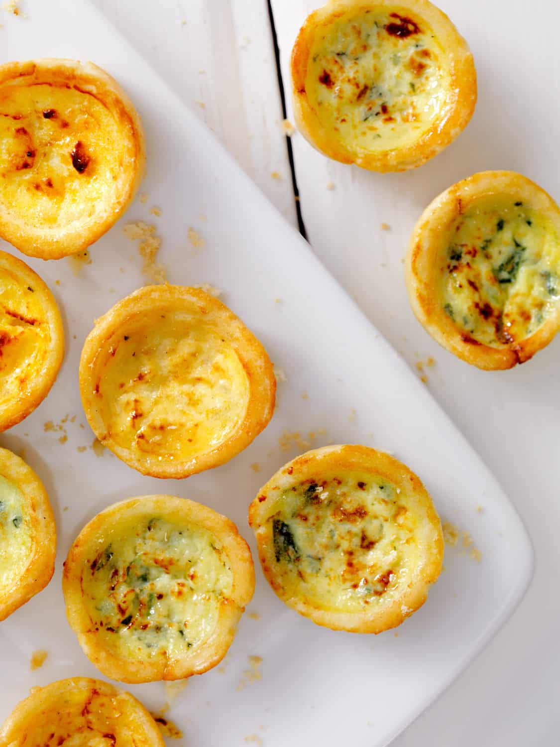 洛林迷你乳蛋饼和切达乳蛋饼