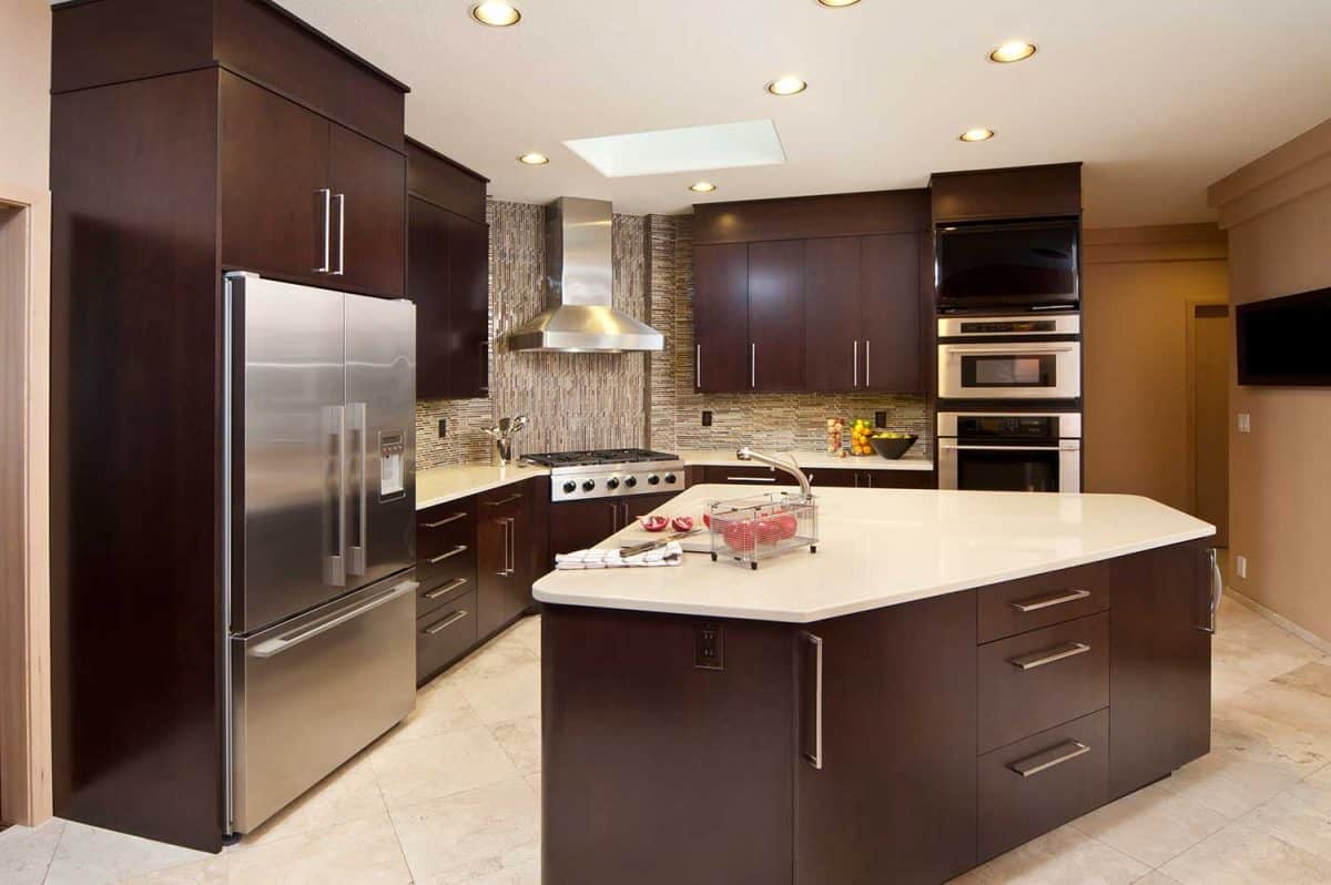 现代厨房岛和黑雷电竞官网网址暗的橱柜