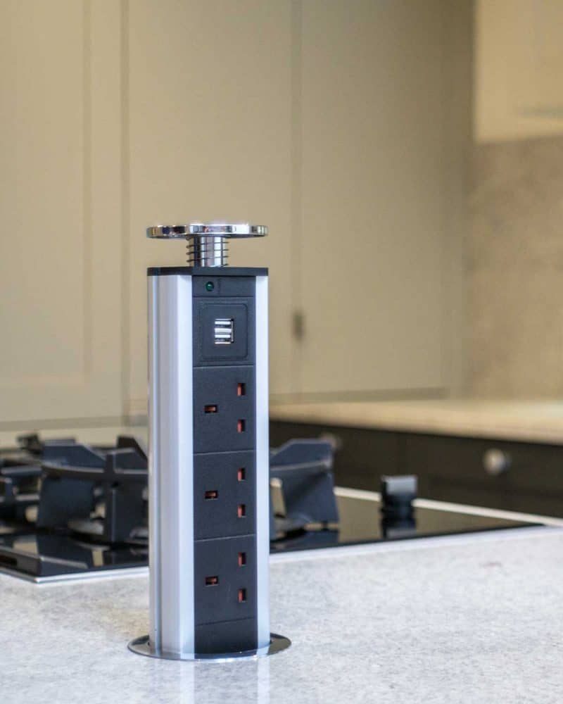 弹出厨房工作台上的电源插座雷电竞官网网址