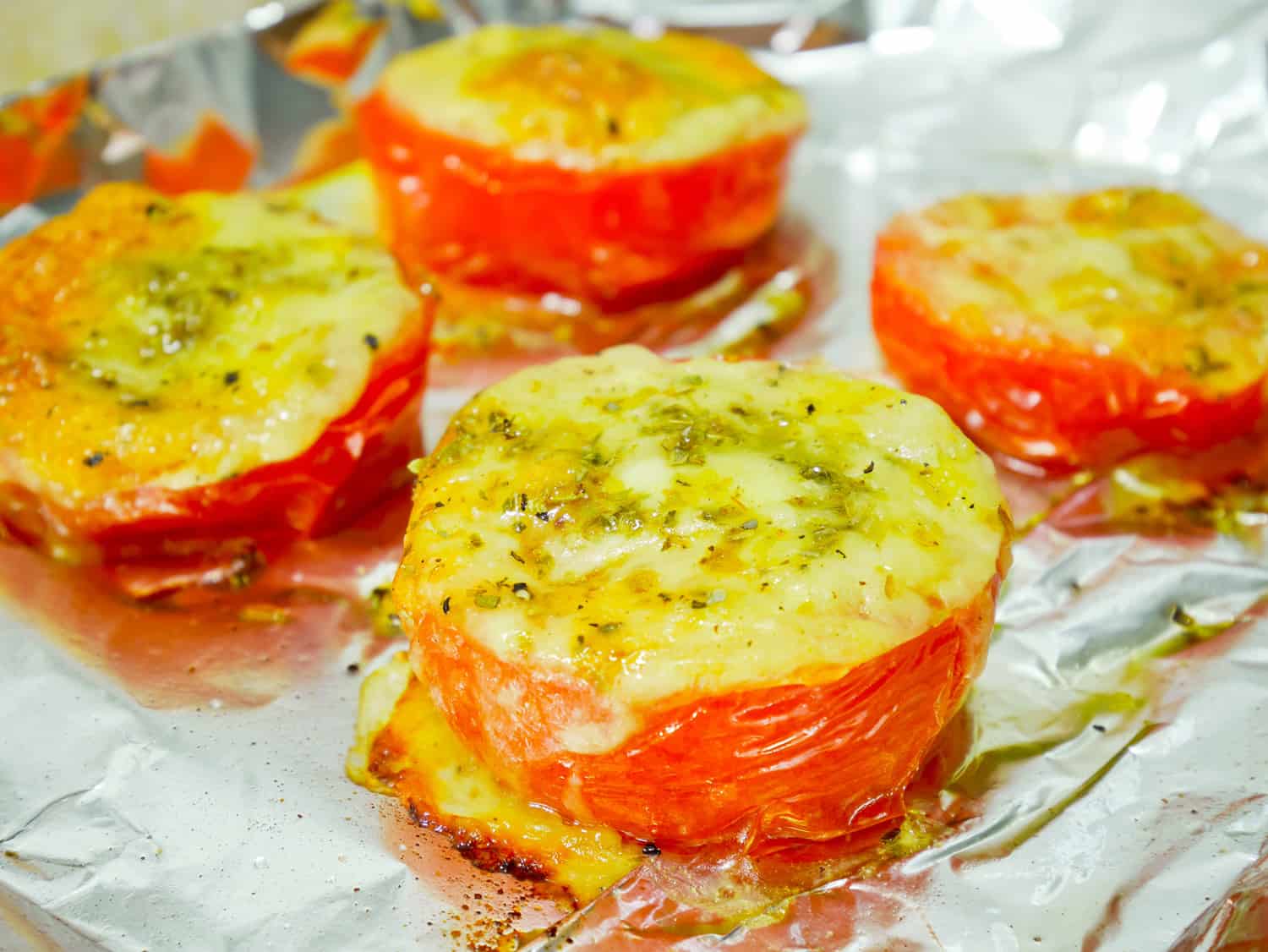 在烤箱烤番茄马苏里拉奶酪在铝箔