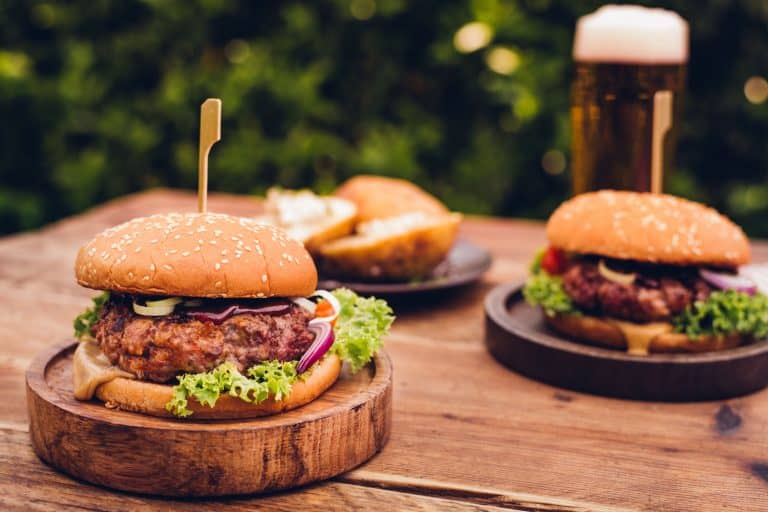 两个美味的汉堡,沙拉酱、生菜和奶酪小木盘,如何季节汉堡烤(9调味品尝试)