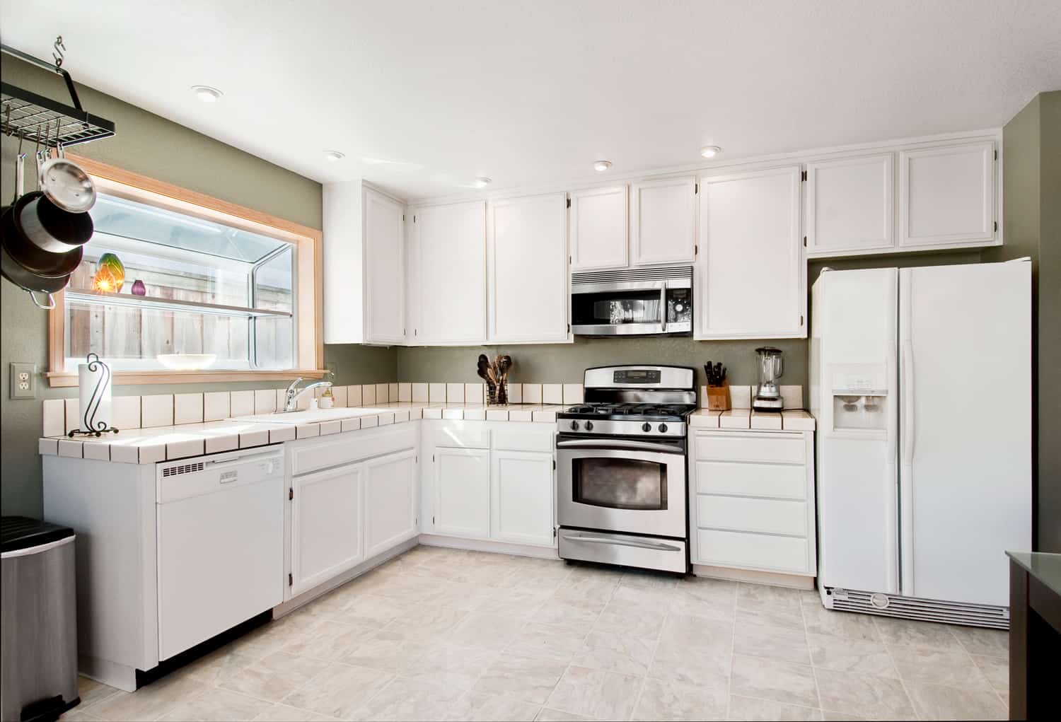 白色的厨房雷电竞官网网址