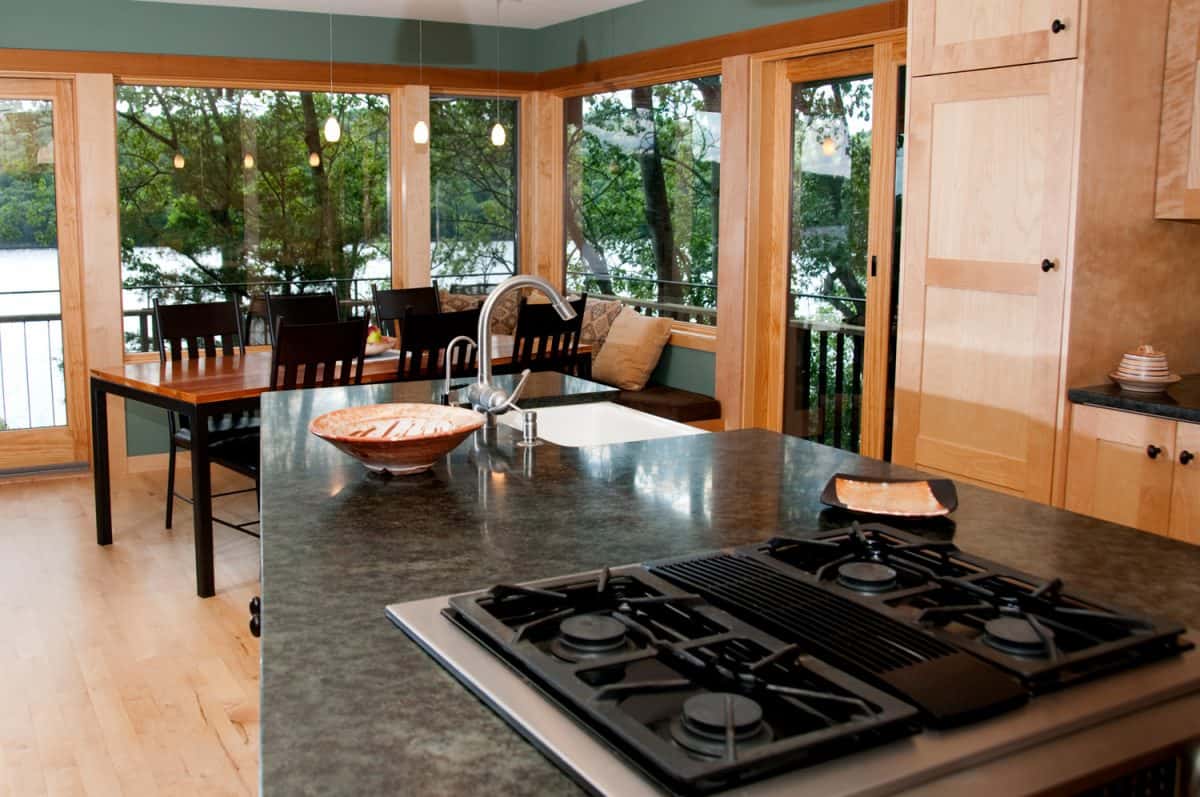 一个美丽的现代厨房和餐厅，外面的光线从窗雷电竞官网网址户射进来。雷竞技下载app官网请看这个家类似的照片。