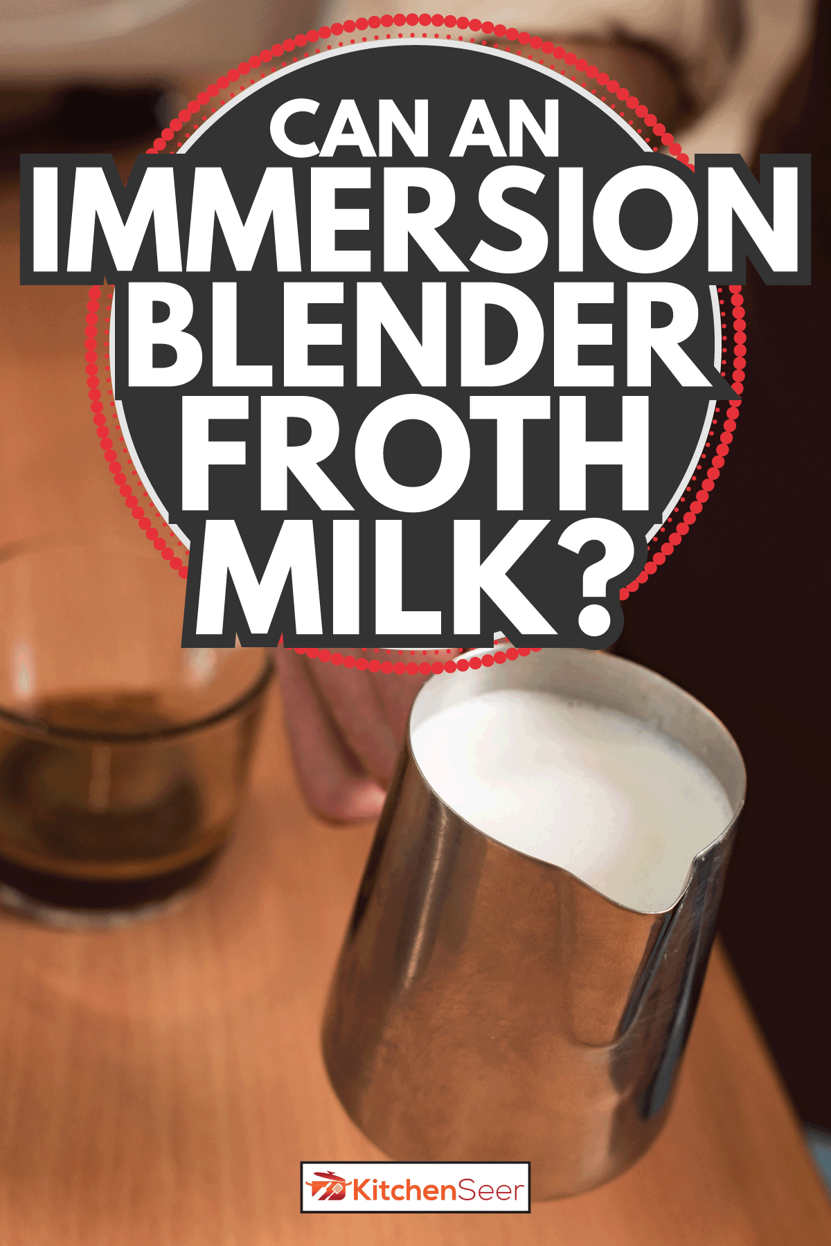 咖啡师拿着铁牛奶壶。浸入式搅拌机能搅出牛奶泡沫吗