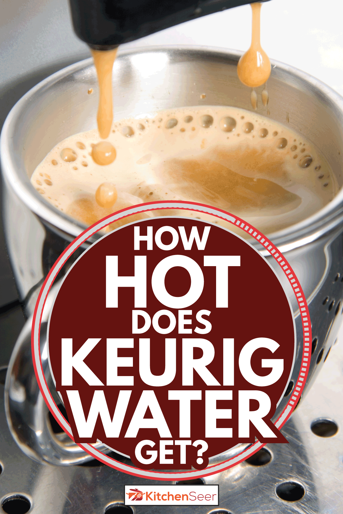 咖啡咖啡倒进一个不锈钢杯。Keurig水有多热