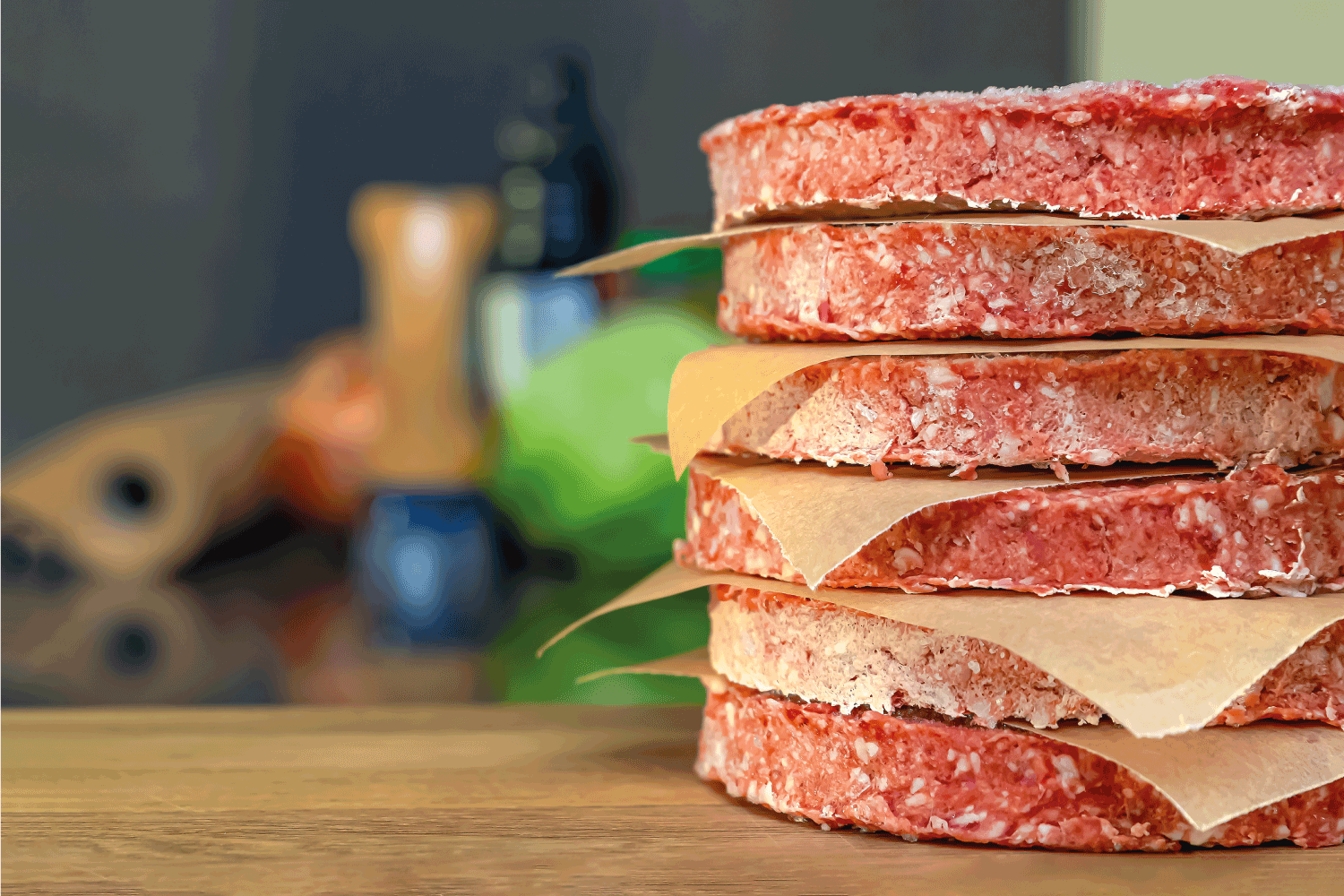 冷冻牛肉汉堡肉饼,解冻在烧烤之前,堆在柜台上。