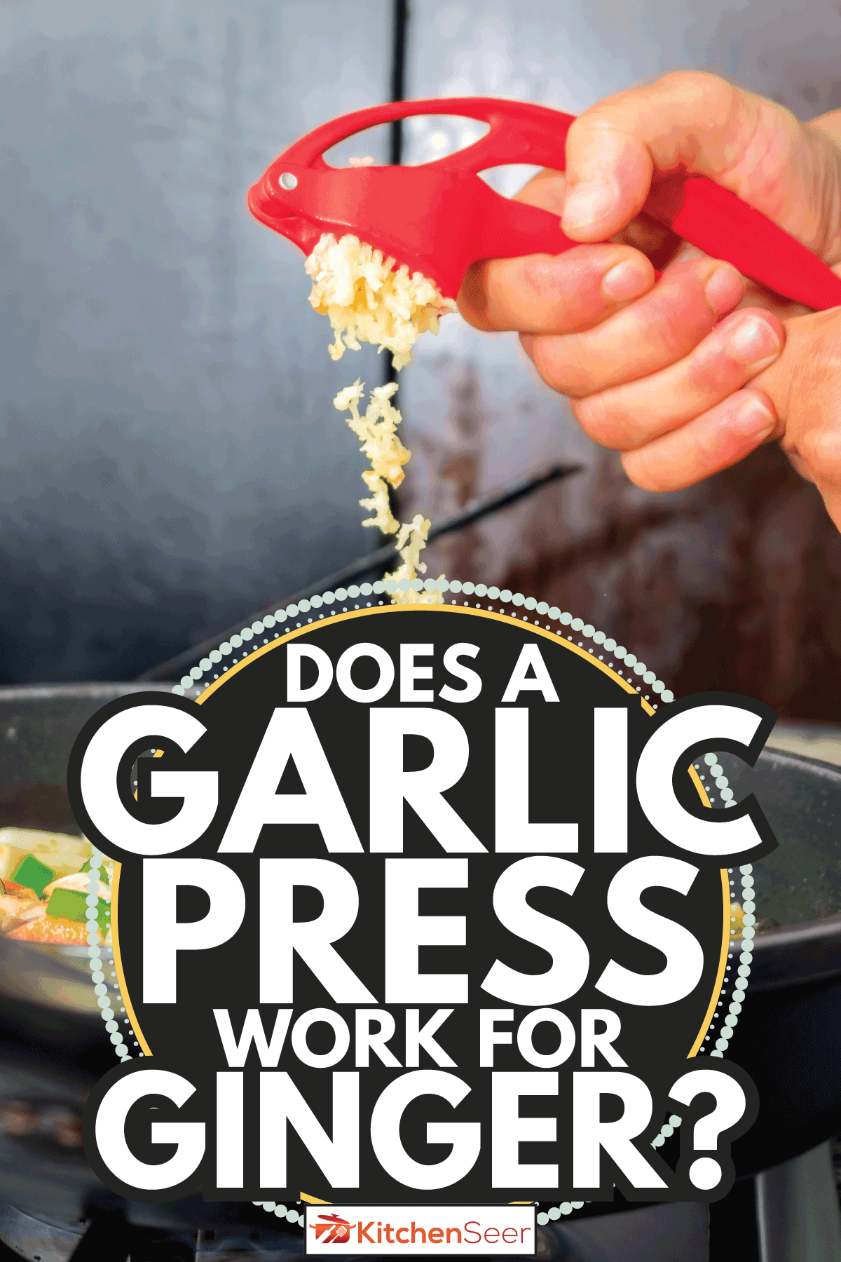 用厨房工具手工碾碎大蒜，倒在锅里的炖菜上。雷电竞官网网址大蒜压榨机对生姜有用吗