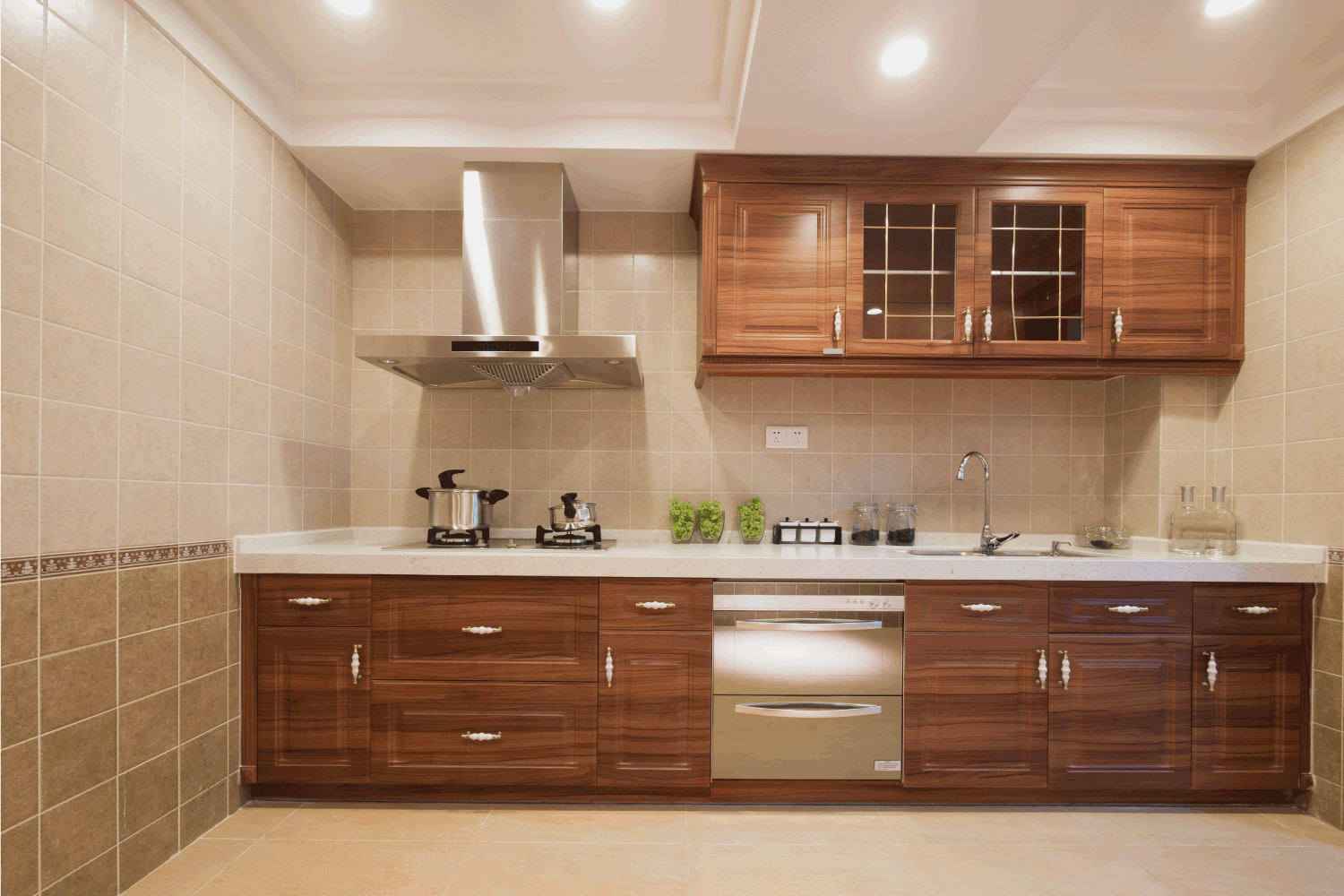 雷电竞官网网址厨房有木橱柜，地板到天花板的瓷砖，大理石台面，和油漆地板