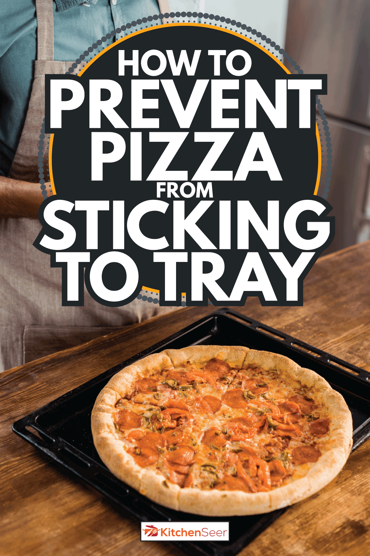 人锅持有人站在烤盘用新鲜的自制披萨。如何防止披萨坚持托盘