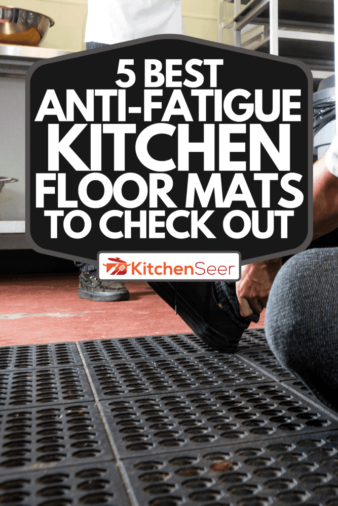 男人在一个商业厨房的垫子上绊倒了，5个最好的抗疲劳厨房地板垫值得一看雷电竞官网网址