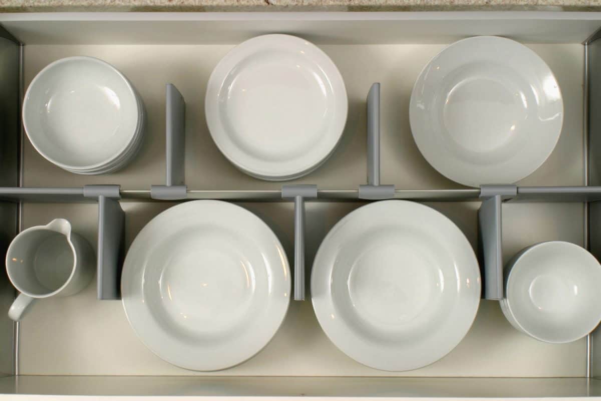 一个雷电竞官网网址厨房抽屉和陶瓷杯