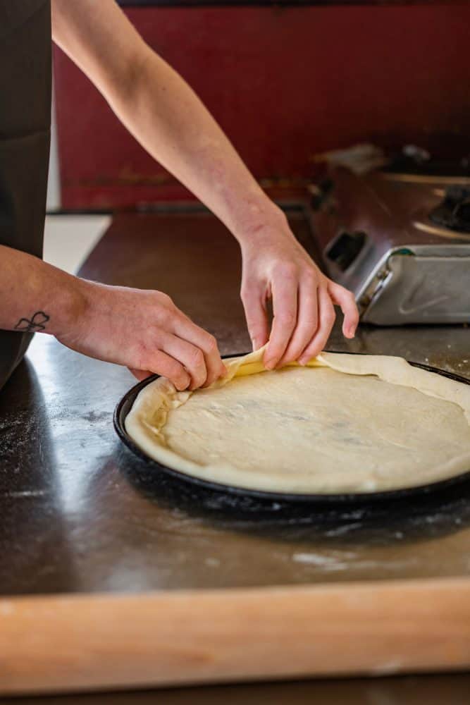 一个男人形成的他派在厨房里雷电竞官网网址