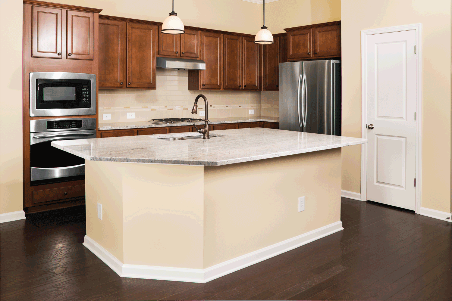 与不锈钢电器和现代雷电竞官网网址厨房花岗岩台面。黑暗和钢的概念