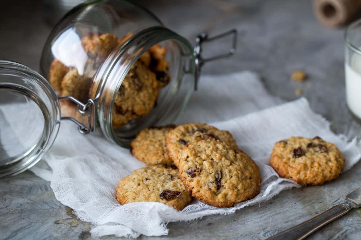 一个小饼干罐满了巧克力