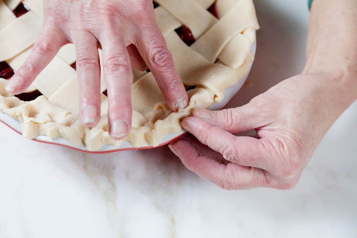 一个女人塑造她覆盆子的地壳