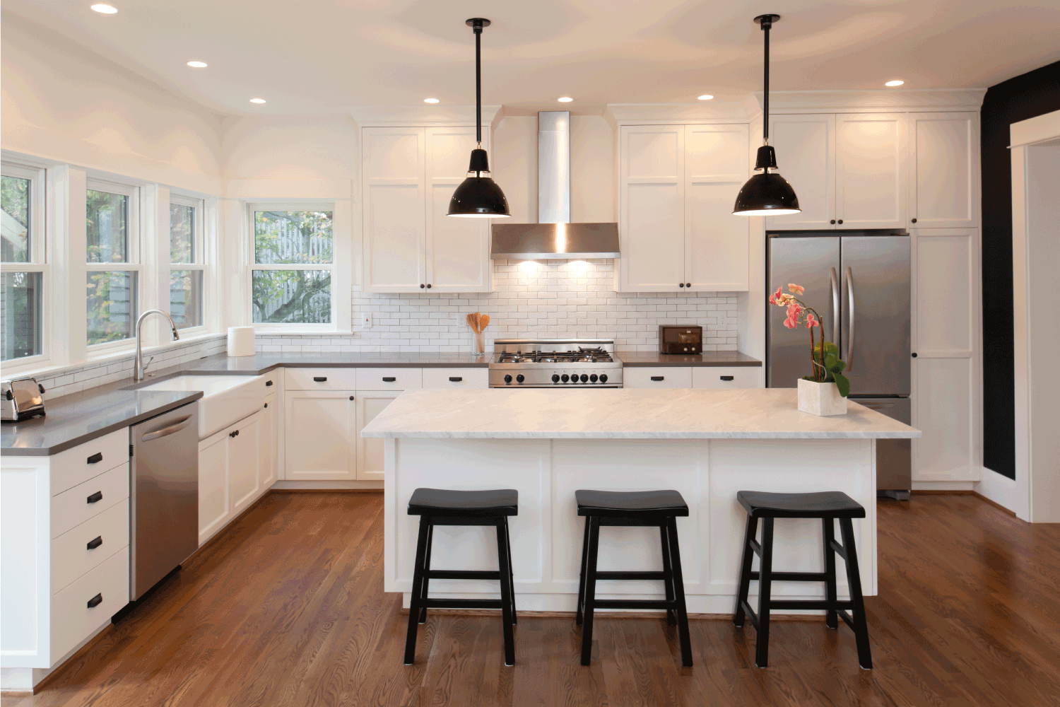 漂亮的，豪华住宅的新厨房。雷电竞官网网址不同颜色的地板和台面