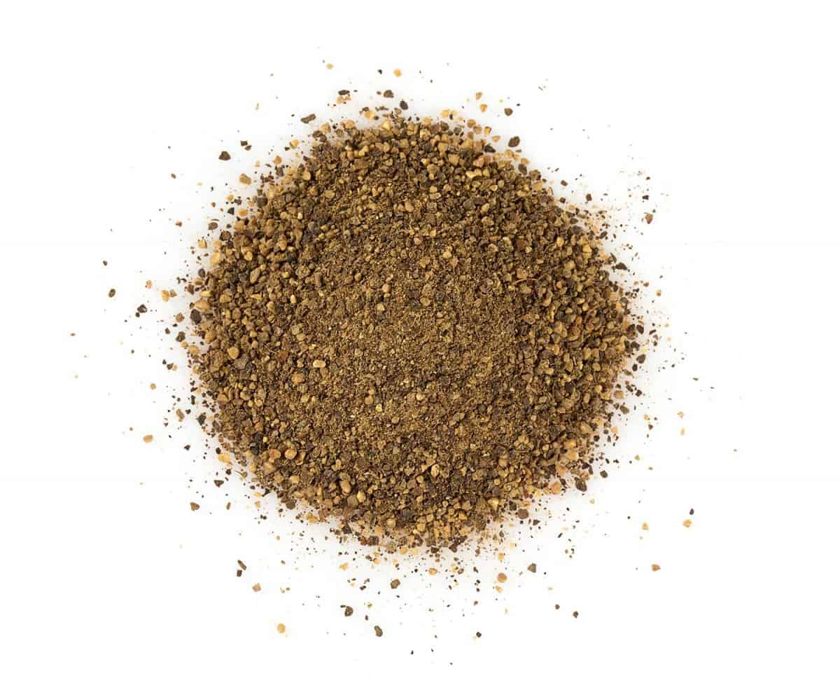 黑胡椒孤立在白色背景