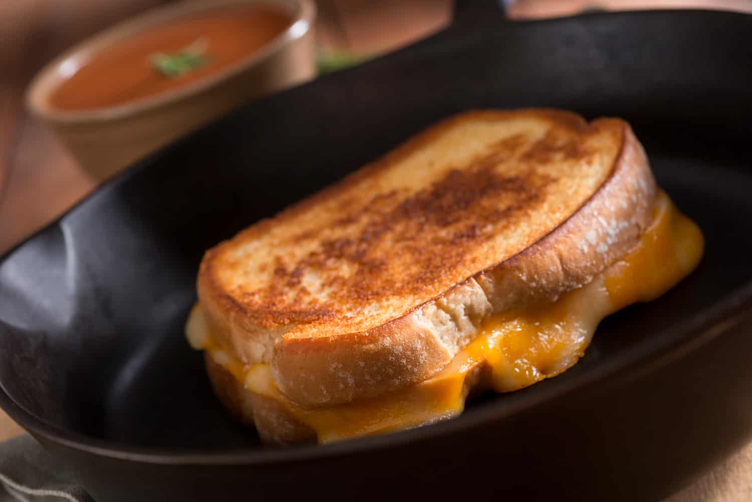 铸铁烤奶酪三明治和番茄汤