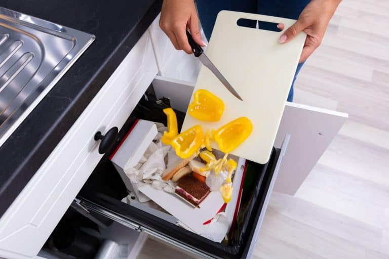 特写一个女人的手蔬菜扔在垃圾桶,垃圾压缩机持续多长时间?