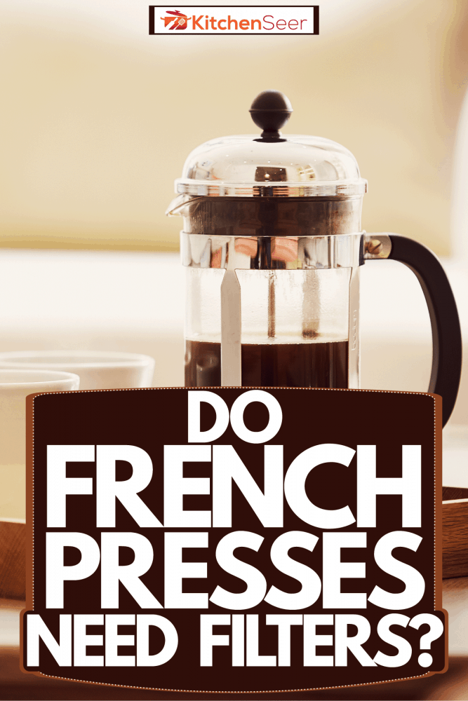 一个小木盘子和两个白色的咖啡杯和法国媒体酿造咖啡,法国按需要过滤器吗?