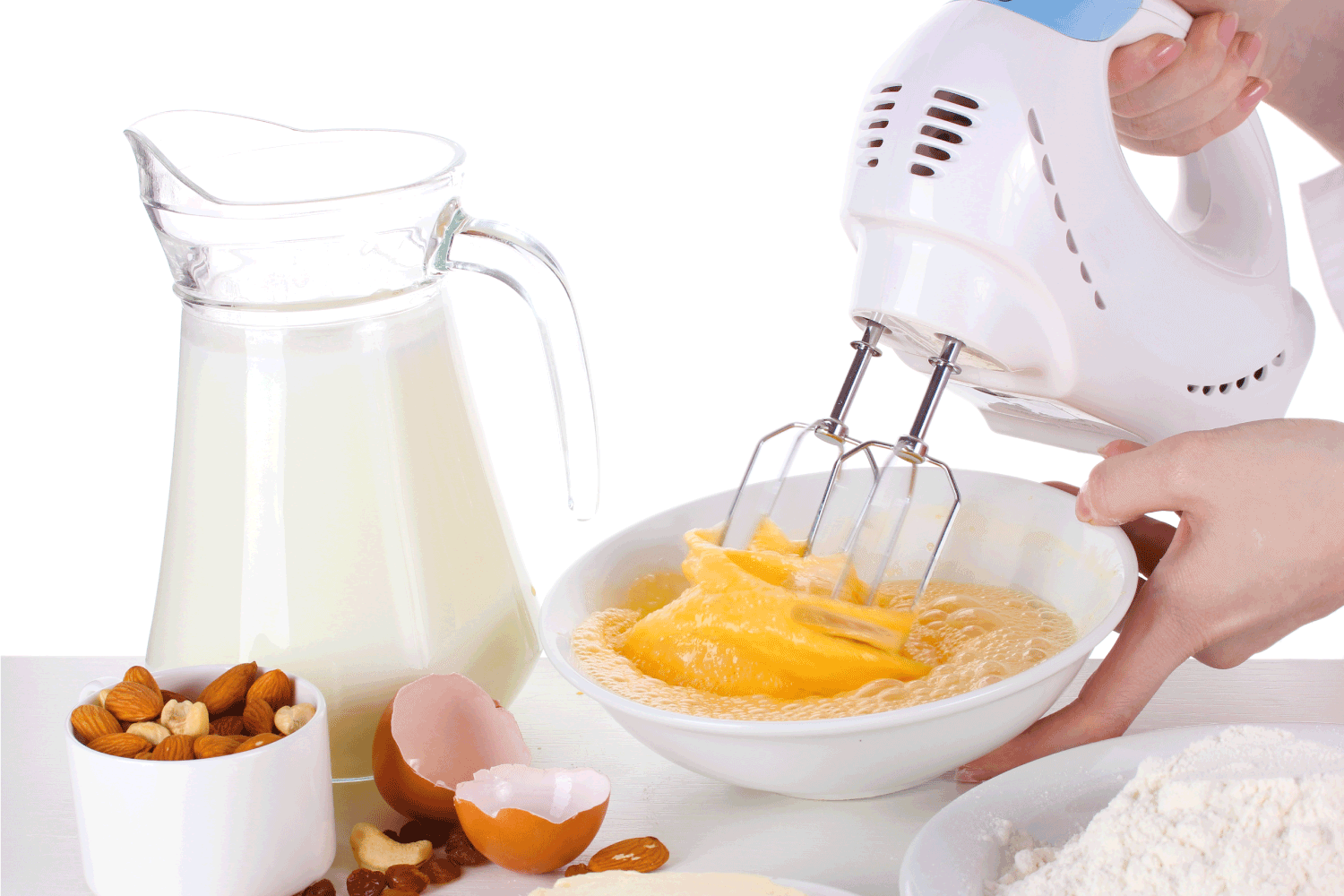 女性双手混合鸡蛋在碗分离的白色