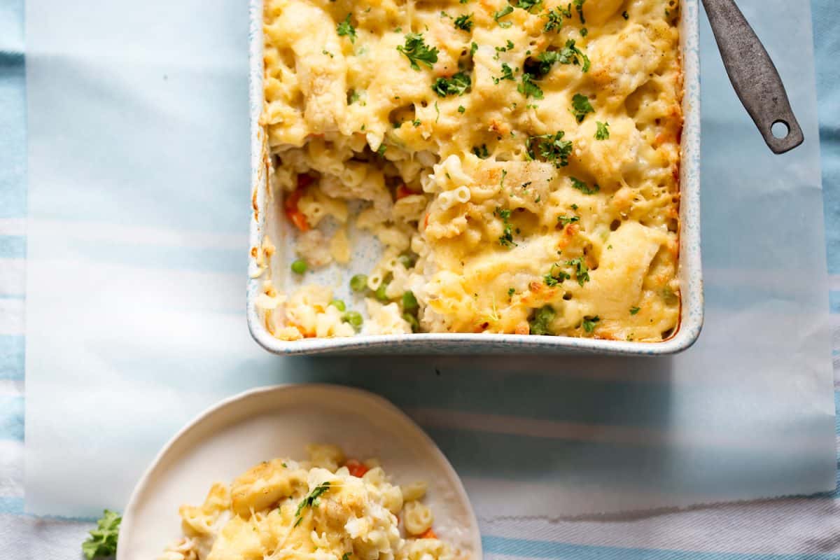 鱼饼mac ' n '与鳕鱼奶酪,胡萝卜和豌豆