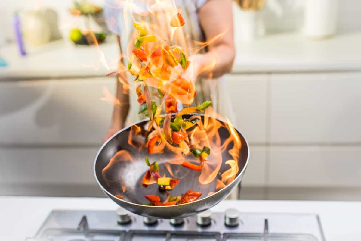 火烧的蔬菜而扔在煎锅。