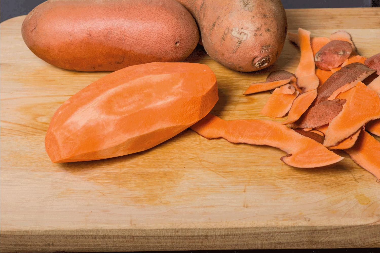 新鲜红薯去皮准备做饭