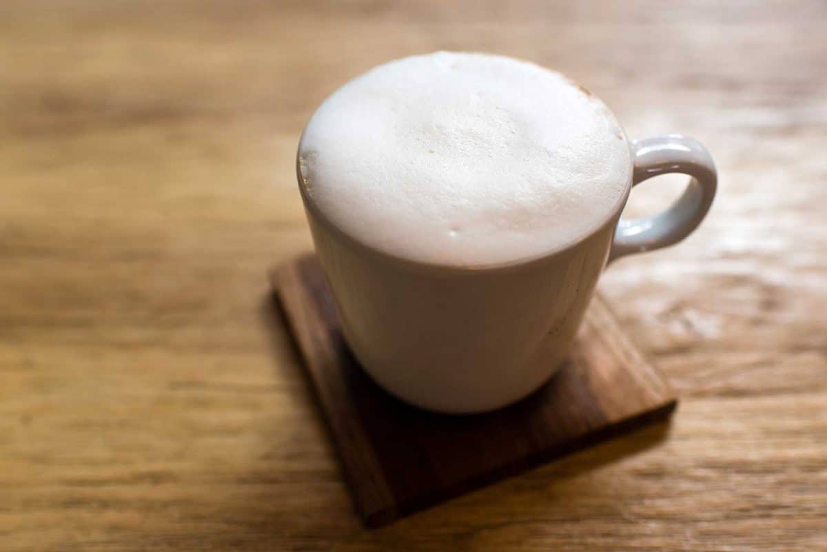 在杯子里搅起牛奶泡沫