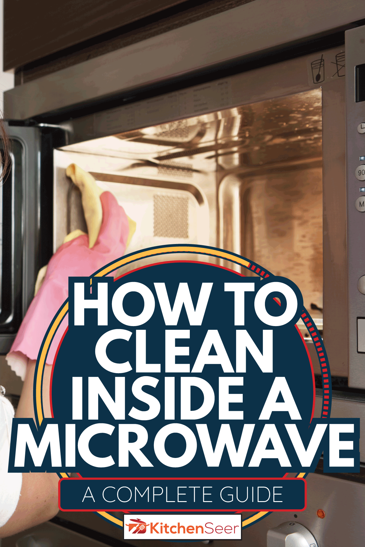 女孩在厨房清洁烤箱。雷电竞官网网址如何清洁微波炉内部[完整指南]