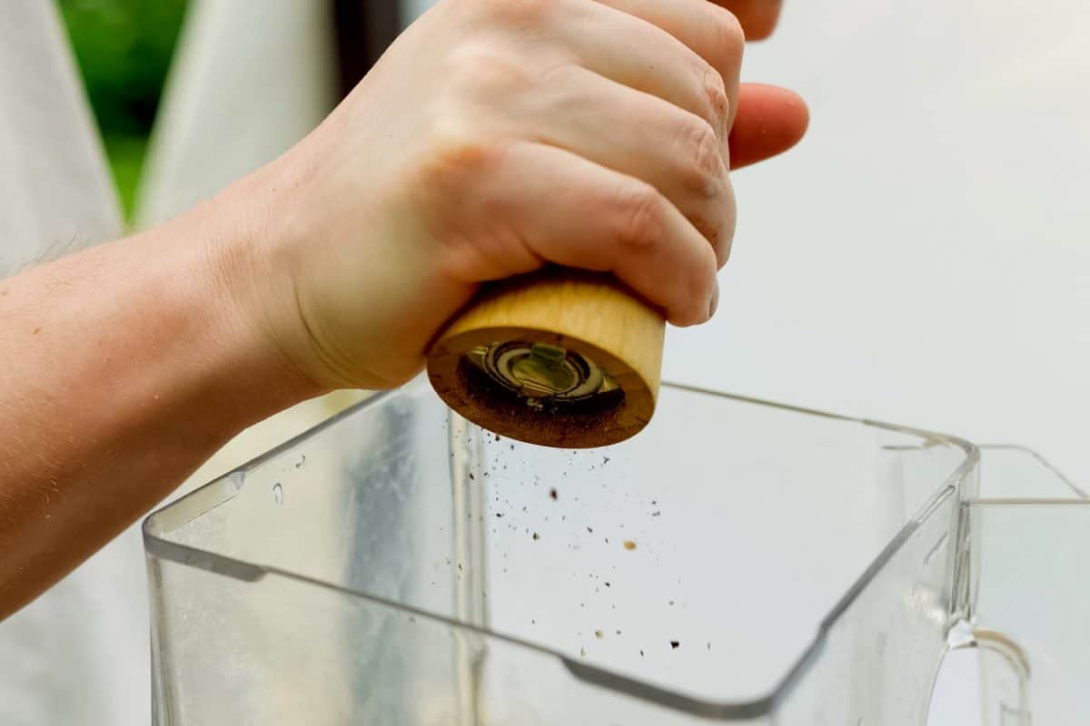 磨香料和颤抖的一道菜。香料的食物。”width=