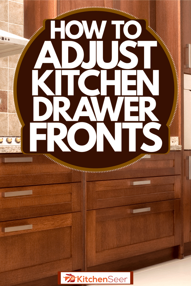 与布雷电竞官网网址朗橡木橱柜厨房瓷砖连壁和白色rangehood,如何调整厨房抽屉面板