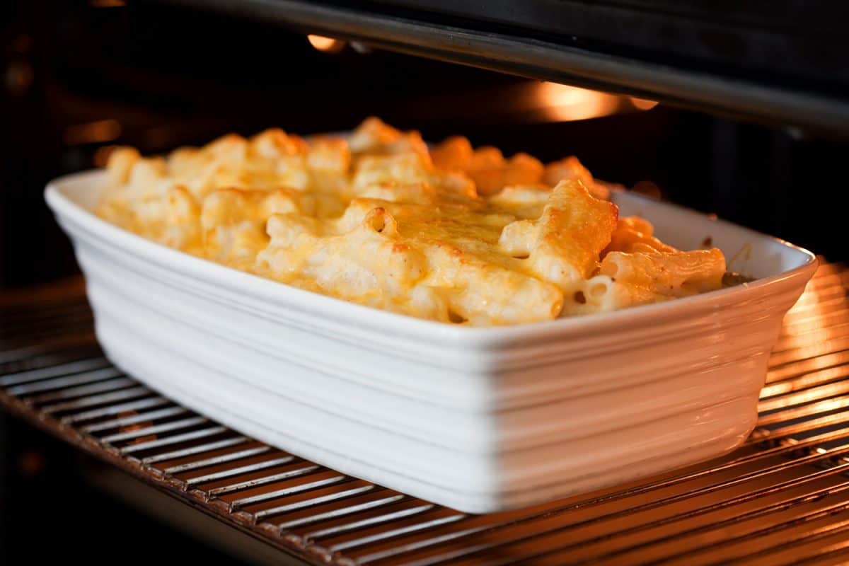 通心粉和奶酪在烤箱烤。