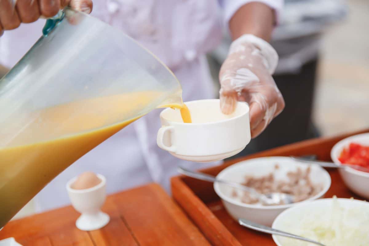 男厨师倒蛋液炒蛋