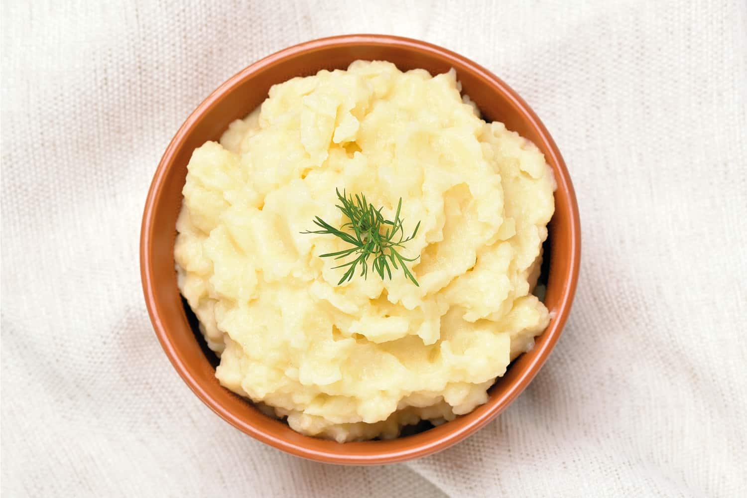 土豆泥的陶瓷碗,前视图