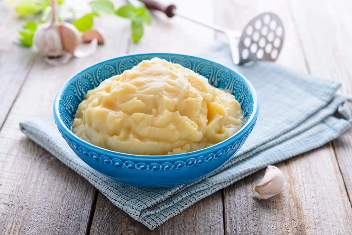 蓝色碗土豆泥