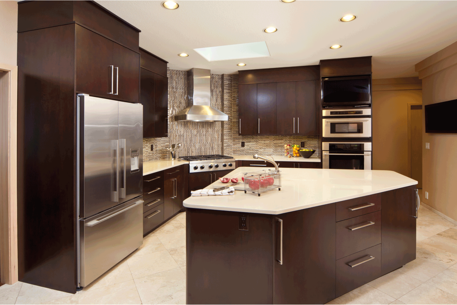 现代厨房岛和黑雷电竞官网网址暗的橱柜。