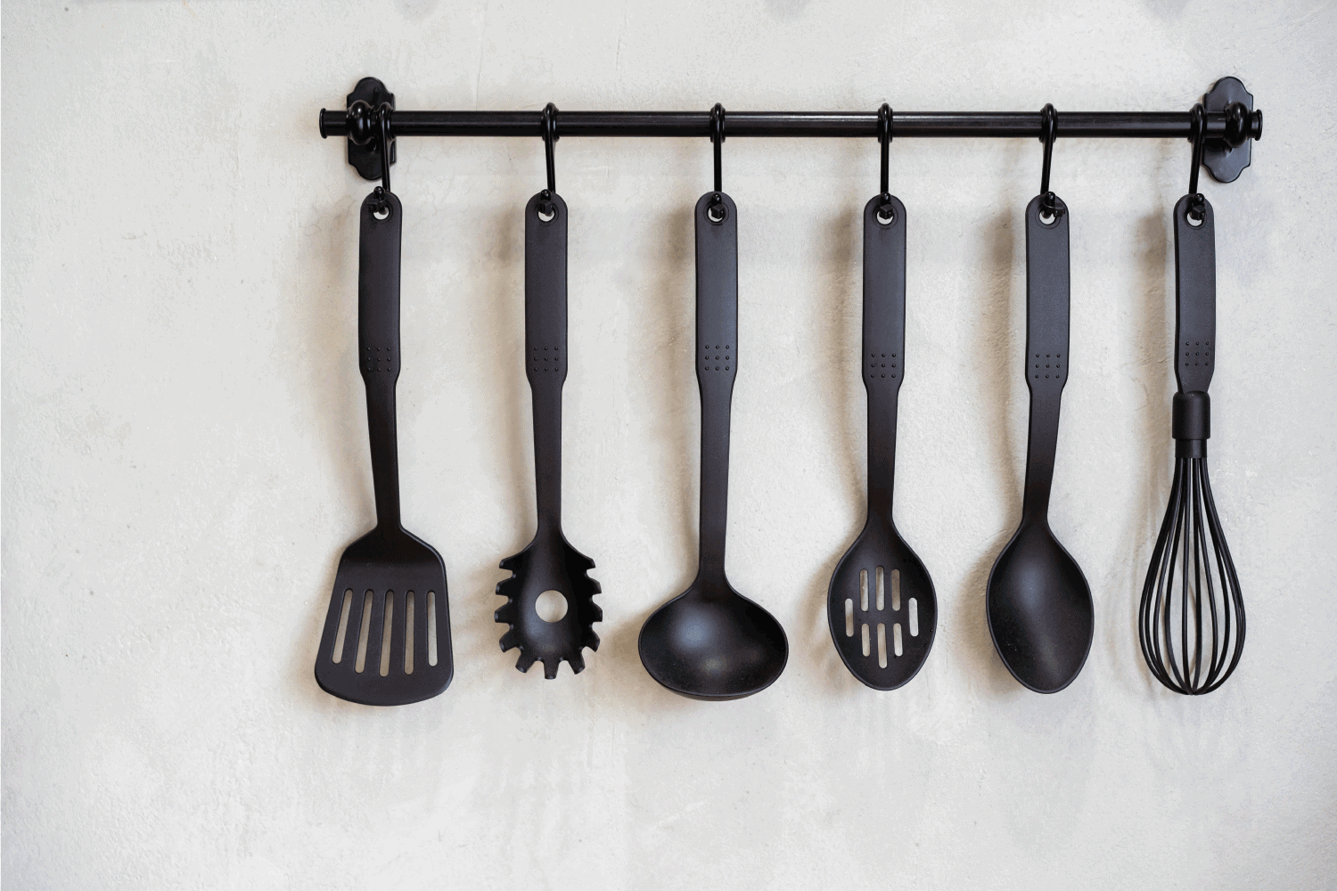 现代厨具挂在墙雷电竞官网网址上的架子上拉近距离。专业的厨房工具在厨房装修。雷电竞官网网址