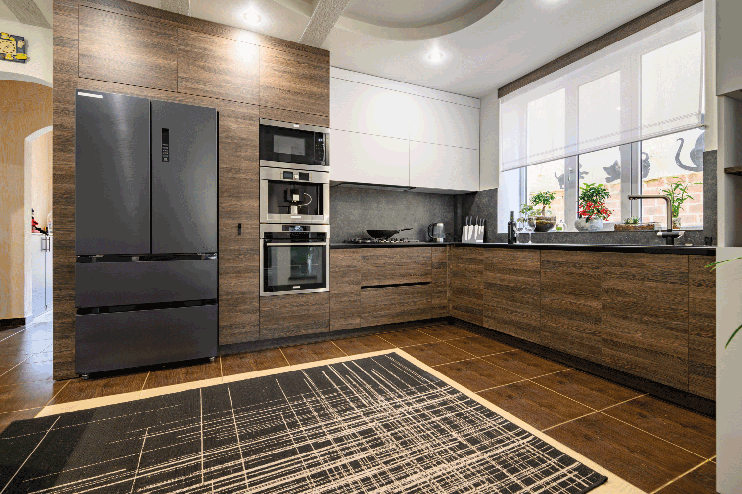 现代豪华的深棕色、灰色和黑色厨房内部。雷电竞官网网址现代概念。