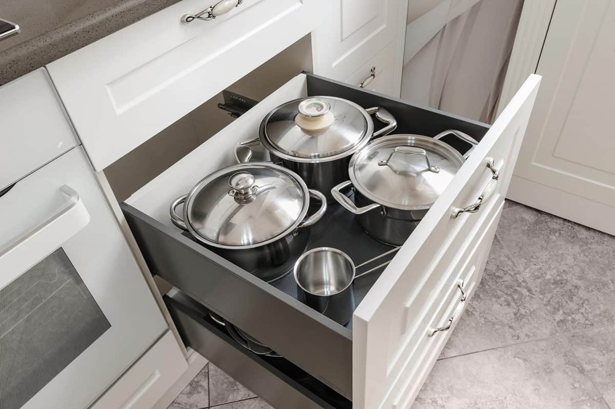 现代白色厨房，开放式抽屉雷电竞官网网址