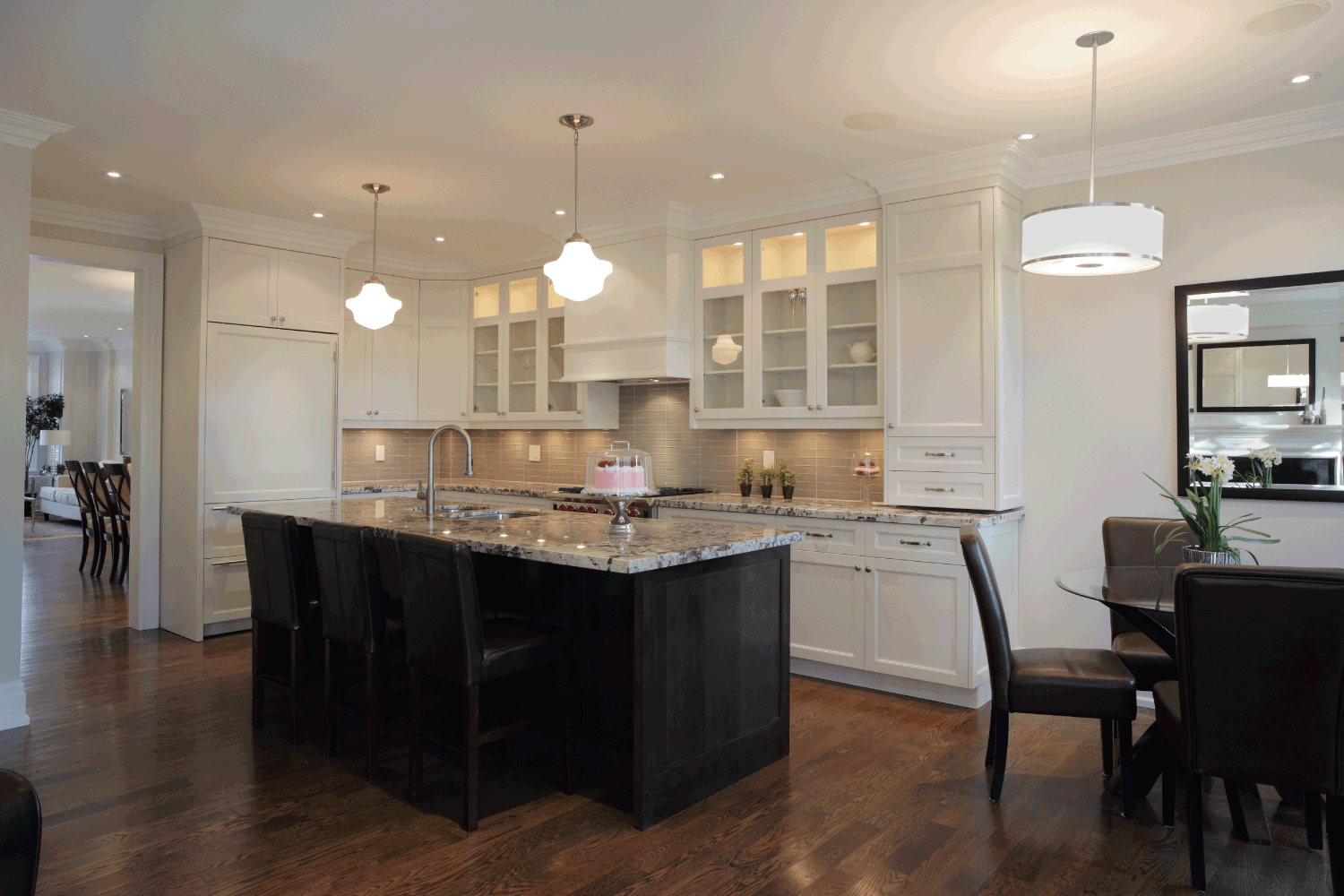 新豪华家庭厨房和早餐的房间。雷电竞官网网址白人和黑人的概念