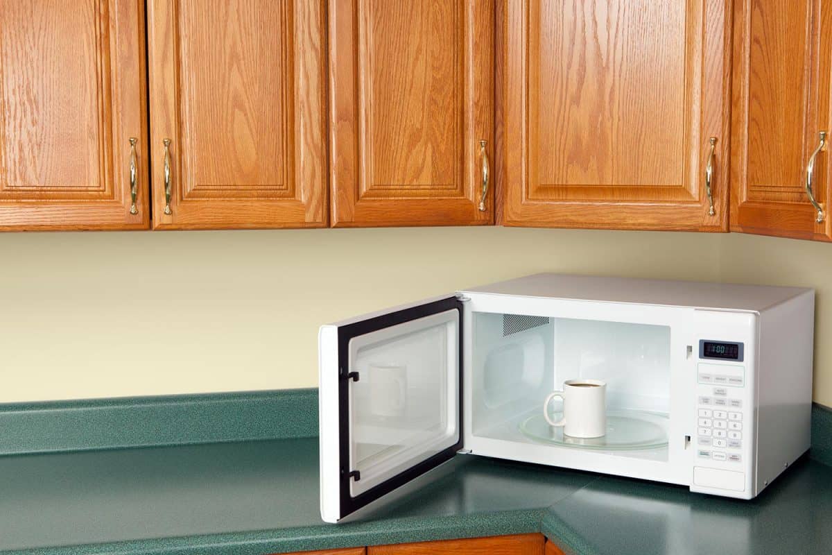 打开微波炉在厨房柜台,里面一杯咖啡雷电竞官网网址