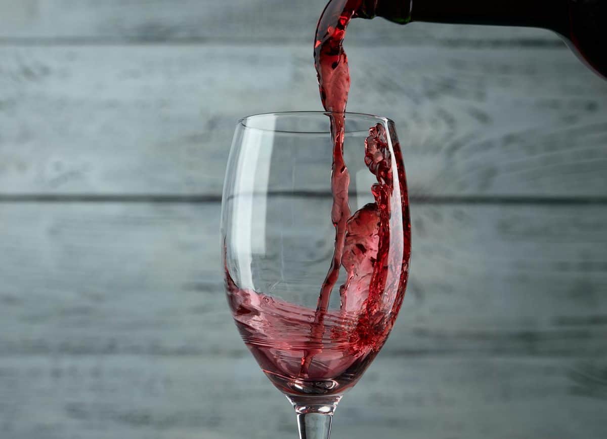 把红酒倒进杯子里