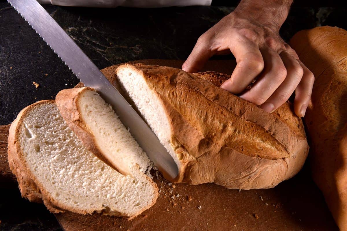 在木质烤箱中烘烤的乡村面包