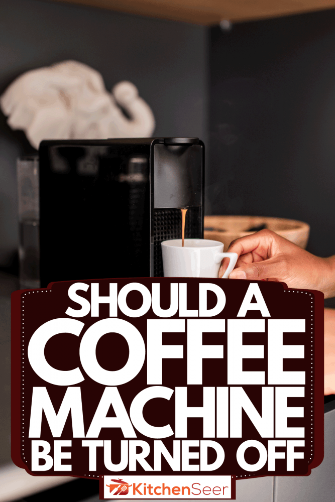 一个女人得到一小杯咖啡在咖啡机,咖啡机应该关掉吗?