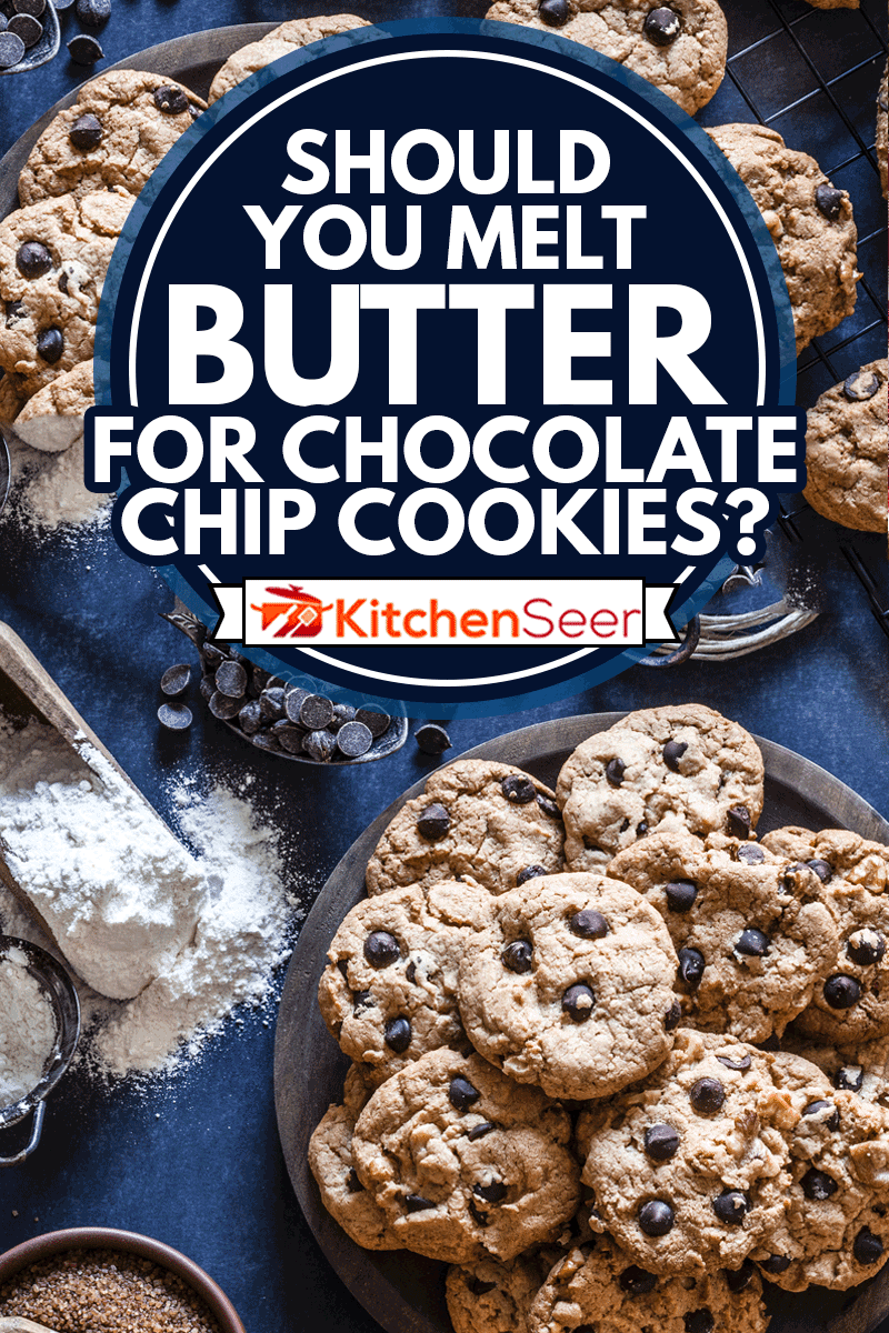 顶视图的木制的盘子装满了巧克力饼干放在框架的中心,如果你融化黄油巧克力饼干吗?