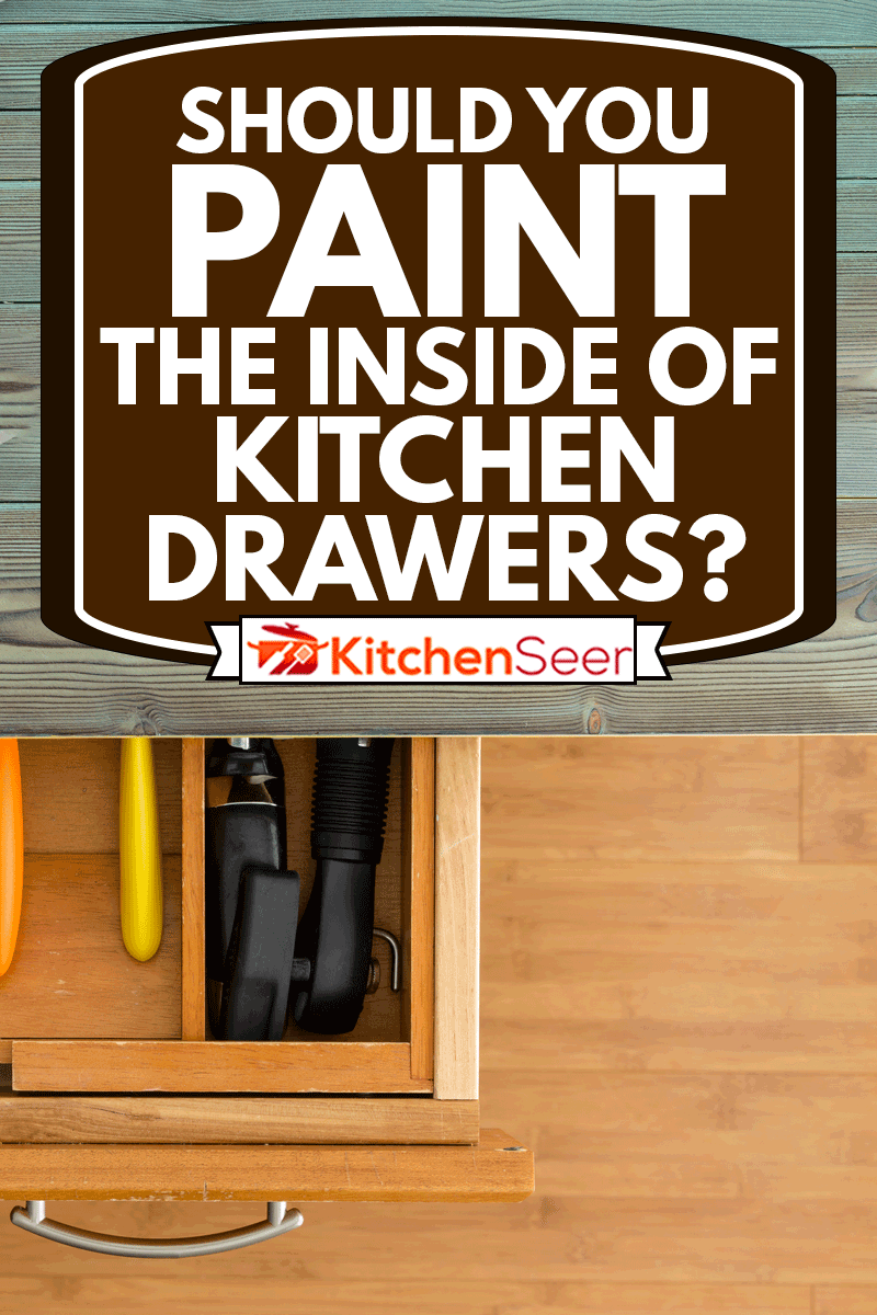 用一把剪刀或剪刀从头顶往下看，厨房的抽屉里放着整齐的彩色刀具，上面有一个质朴的台面。雷电竞官网网址