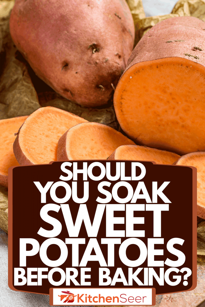 切土豆和一个小泡在放置在木案板上,烘烤前你应该泡红薯吗?